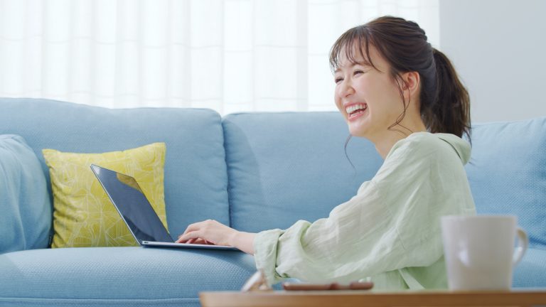 WiFiでパソコン利用する女性